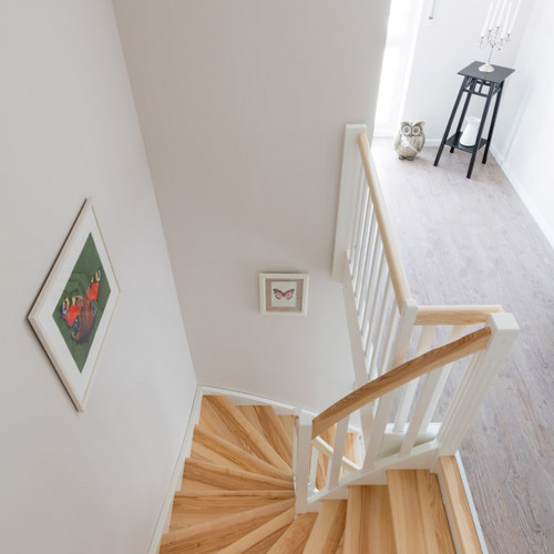 Landhaustreppe mit Esche Stufen geölt und weißen Wangen